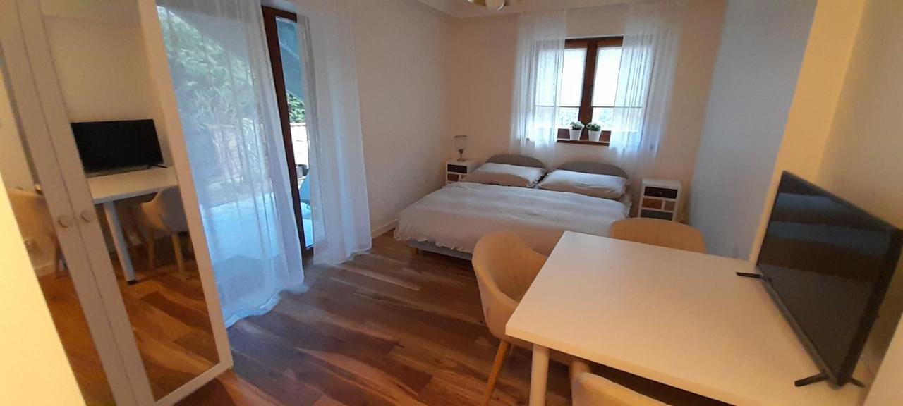 Apartamenty Emzetka โปเบียโรโว ภายนอก รูปภาพ